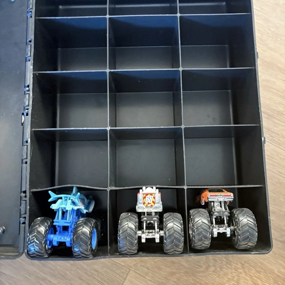 Hot Wheels Monster Jam Truck 3D Grave Digger Storage Carry Case W/ 4 Vehicles